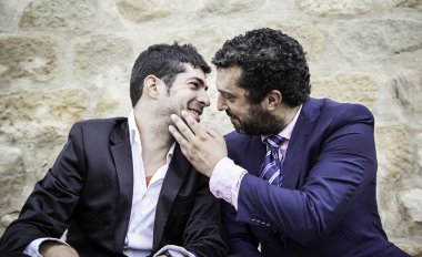 Öpüşen erkekler