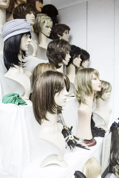 Pruiken op mannequins — Stockfoto