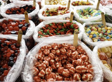 Tatlı meyve aromalı şekerlerin ayrıntıları.