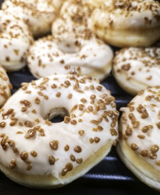 Beyaz kremayla kaplı donutların ayrıntıları