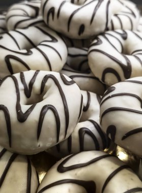 Tatlı ve şekerli bir tatlı, sağlıksız bir yemek.