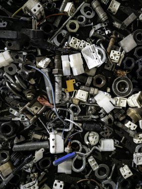 Mekanik atölyede tamir edilecek parçaların ayrıntıları