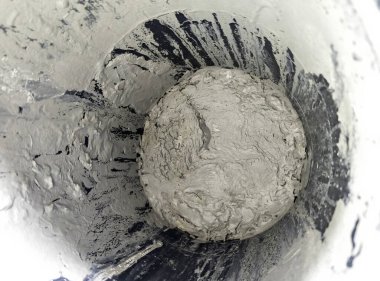 Kurumuş ve hasarlı boya, ressamın aleti.