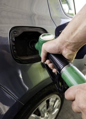 Eski bir arabaya yakıt ikmali ayrıntıları, yakıt.