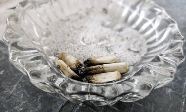 Kullanılmış sigaraların ayrıntıları kül tablasına atıldı.