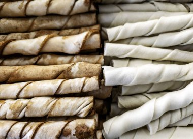 Farklı tatlarda köpek bisküvileri.