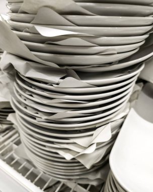 Bir dükkandaki seramik tabakların ayrıntıları