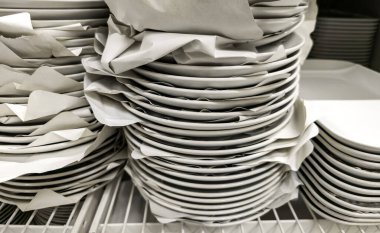 Bir dükkandaki seramik tabakların ayrıntıları