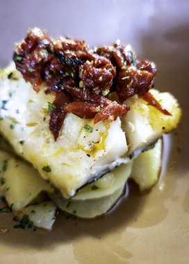 Sos ve kırmızı biberli morina balığı detayı