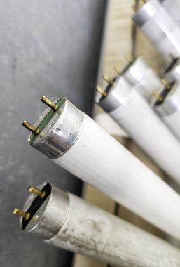 Çöpteki hasarlı floresan lambalarının ayrıntıları.