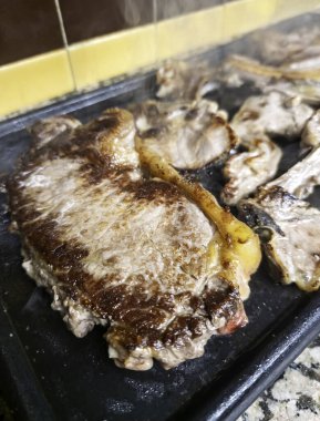 Izgara biftek ve kırmızı et.