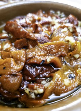 Fırında yağlı ve sarımsaklı kırmızı biber.