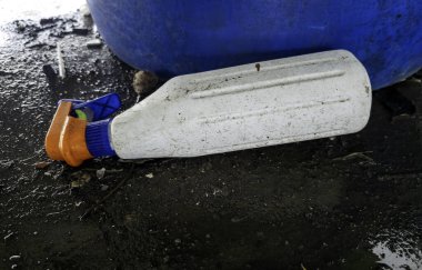 Çöpteki eski, kırık bir sprey kutusunun ayrıntıları.