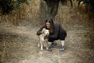 Kadın ile köpek orman