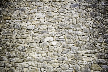 Karanlık taş cephe