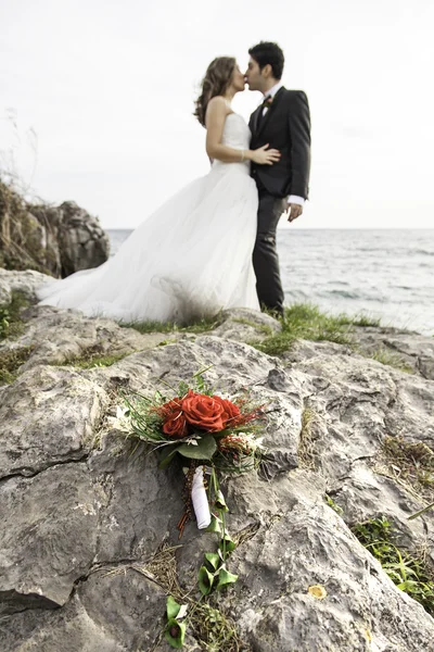 Strandpaar küsst sich — Stockfoto