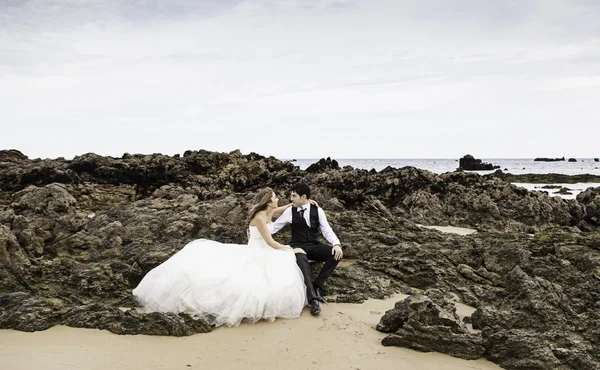 Casamento abraçado rocha — Fotografia de Stock