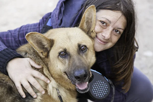 Donna con cane lupo — Foto Stock