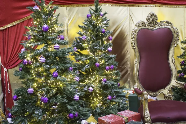 Árvore de Natal com trono — Fotografia de Stock