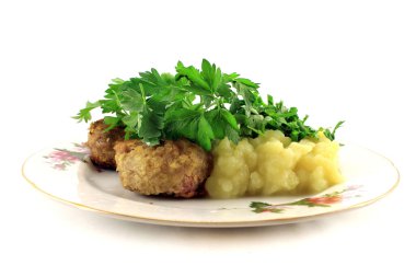 Beşamel sos ve Yeşiller tabak patates püresi. izole o