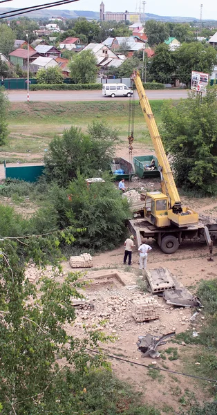 Busuluk, Russia - July 7, 2014: building. A crane lifts the grav — Stock Photo, Image