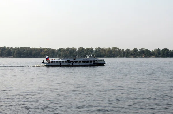 Samara, Russia - August 15, 2014: the Volga river. Boats floatin — Stock Photo, Image
