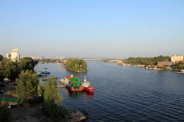 Samara, Rusya Federasyonu - 15 Ağustos, 2014: volga Nehri. süzülen tekne