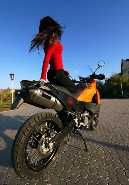 Belle jeune brune sur une moto . — Photo