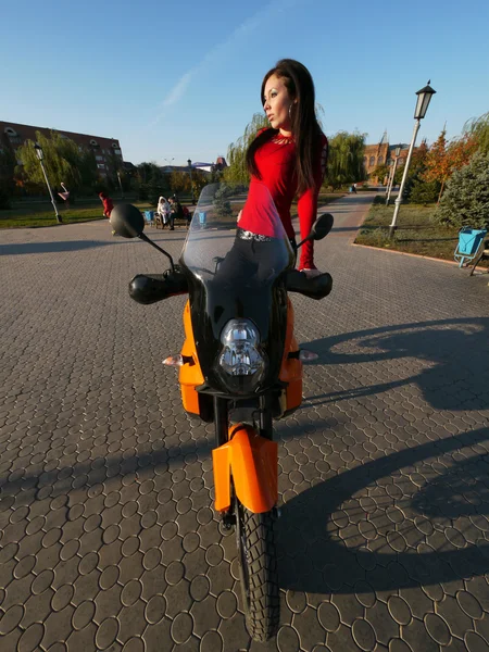 Belle jeune brune sur une moto . — Photo