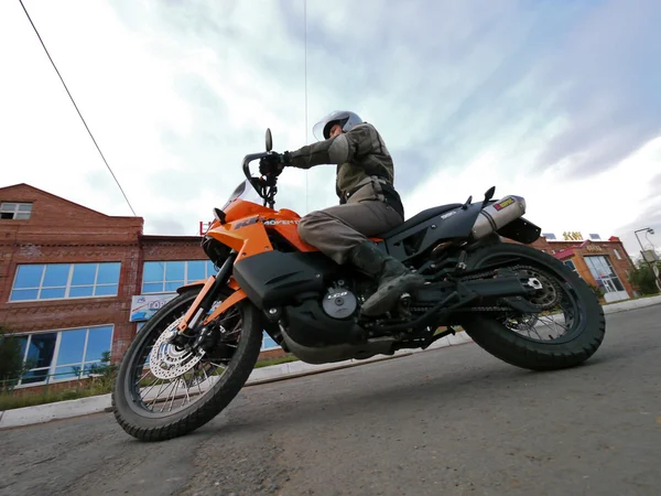 Buzuluk, Rusia - 6 Oktober 2010: Seorang pengendara motor tak dikenal mengendarai sepeda motor — Stok Foto