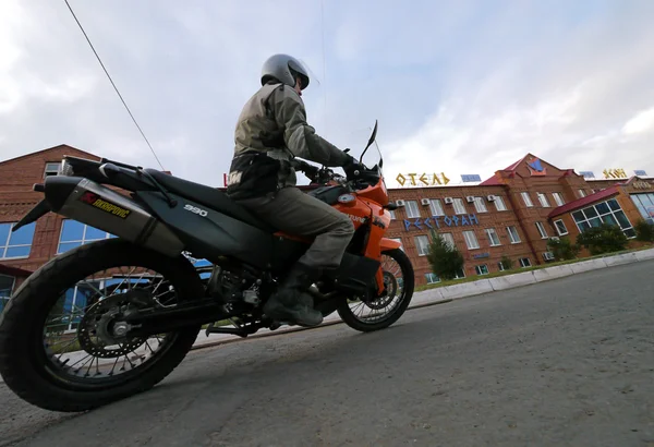 Buzuluk, Rusya Federasyonu - 6 Ekim 2010: bir bilinmeyen bir adam motorcu rides bir — Stok fotoğraf