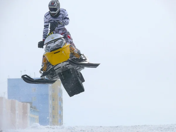 Nadim, Russia - April 19, 2009.: Snoukross. Vadim Vasuhin jump i — Stock Photo, Image