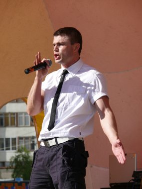 Nadym, Rusya Federasyonu - Haziran 28, 2008: Nikolai Hauler sahne alır