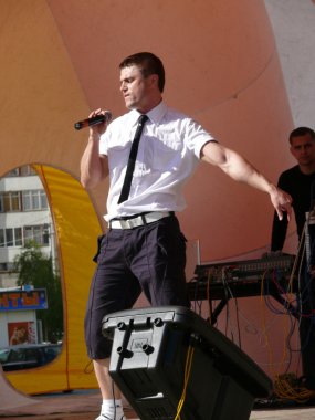 Nadym, Rusya Federasyonu - Haziran 28, 2008: Nikolai Hauler sahne alır