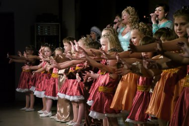 Nadym, Rusya Federasyonu - 7 Aralık 2012: bilinmeyen dansçılar gerçekleştirmek geyikten