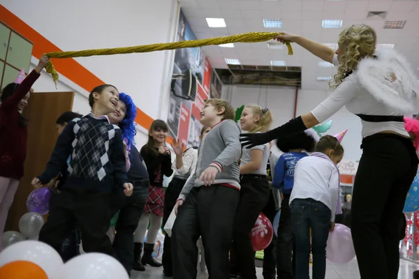Nadym, Rússia - 30 de novembro de 2012: Férias de crianças de escola. Un... — Fotografia de Stock