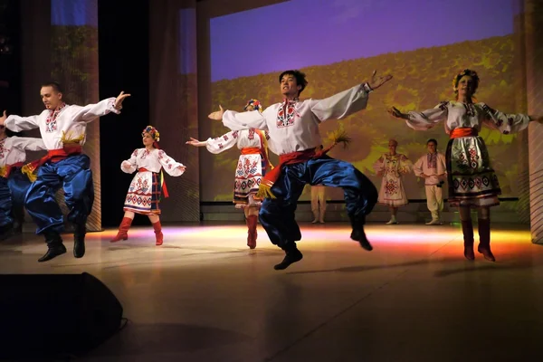 Nadym, Rusia - 7 de diciembre de 2012: Bailarines desconocidos actúan en despedida de soltero —  Fotos de Stock