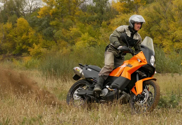 Buzuluk, Rusko - 25 září 2010: jízda na motocyklu v t — Stock fotografie