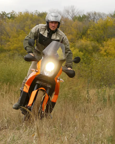 Buzuluk, Rusia - 25 September 2010: mengendarai sepeda motor di t — Stok Foto