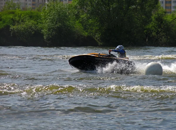 Moskva, Ryssland - 14 juni 2006: Båtar och scalora på Moskva — Stockfoto