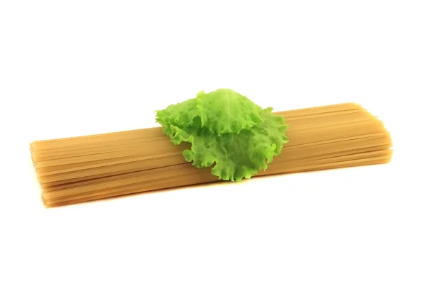 Pasta met knoflook in een pot. Geïsoleerde object op witte achtergrond. — Stockfoto