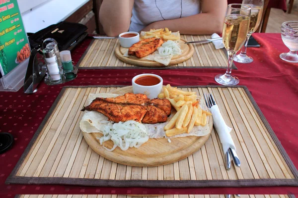 Filete de pescado de salmón con condimentos y guarnición en el plato . — Foto de Stock