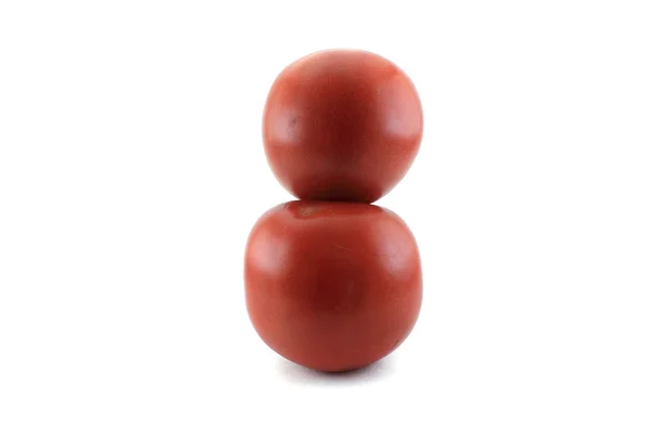 Twee rode rijpe tomaten. Geïsoleerde object op witte achtergrond. — Stockfoto