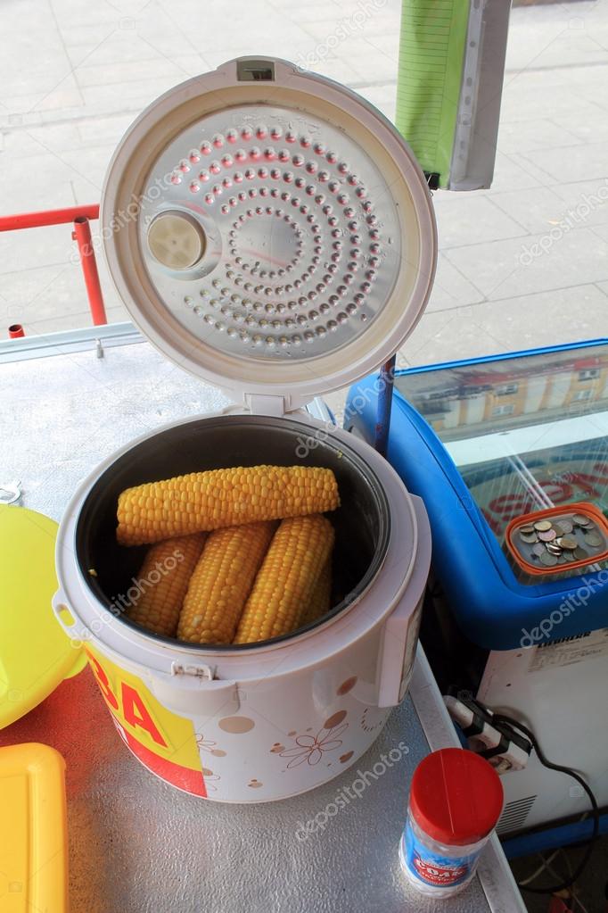 Boiled corn on multivarka.