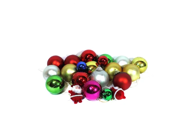 Bolas de brinquedos de Natal. Objeto isolado sobre fundo branco . — Fotografia de Stock