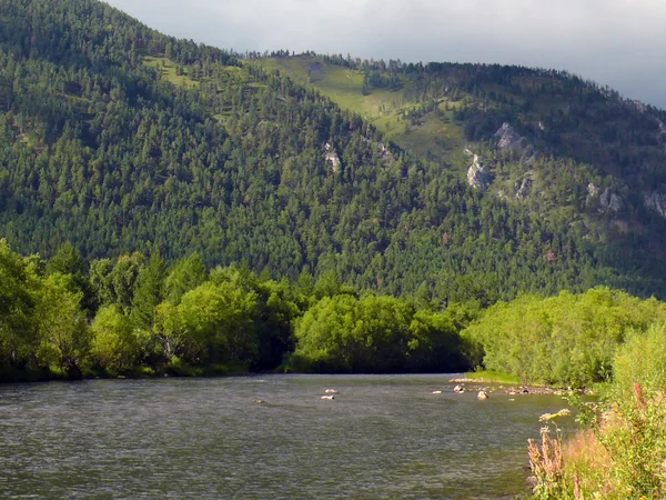 Baikal jellege. Bajkál-tó. A la partján hegyek — Stock Fotó