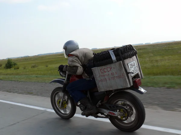 Baikal, Russia - August 13, 2012: the Unknown man goes on the ro — Stock Photo, Image