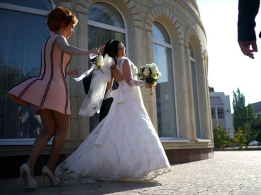 Düğün partisi. Gelin ve damadın birbirleri ile flört.