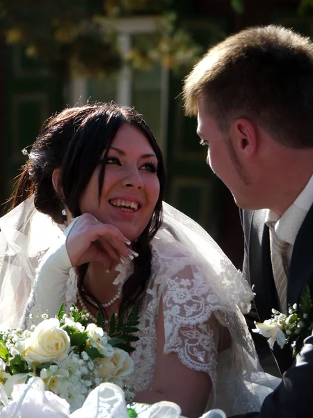 Wedding party. The bride and groom look at each other. — Stock Photo, Image