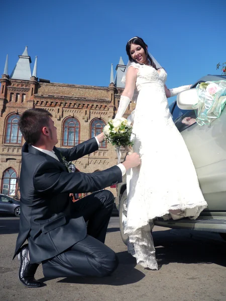 Wedding party. The bride and groom look at each other. — Stock Photo, Image